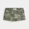 Pantaloni scurti Y2K Camo cu talie joasa din sarg Pantaloni scurti Y2K Camo cu talie joasa din sarg
