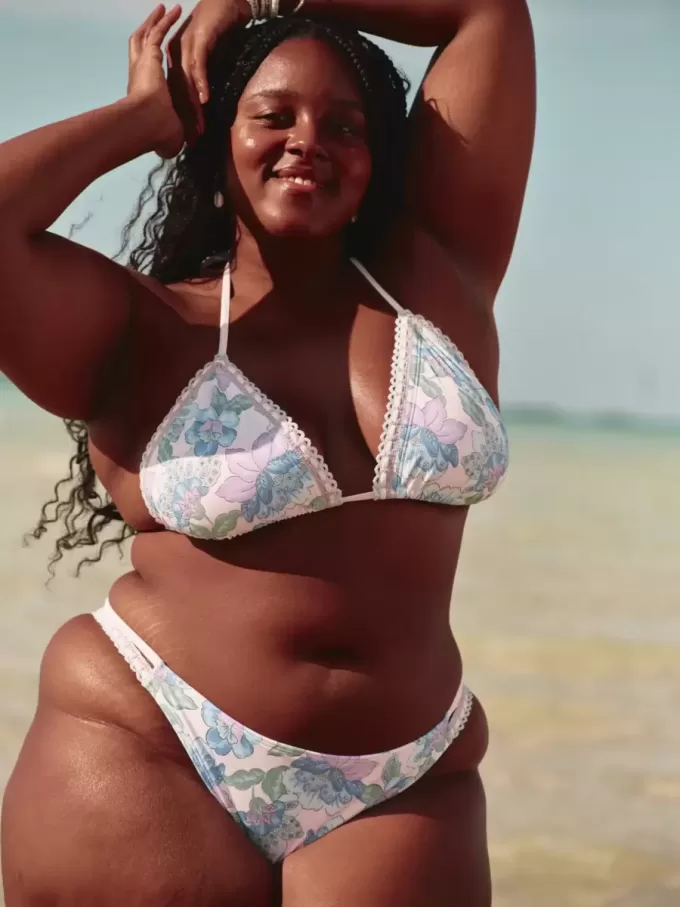 Partea de jos de bikini cu picioare înalte mixte în stil croșetat Partea de jos de bikini cu picioare înalte mixte în stil croșetat