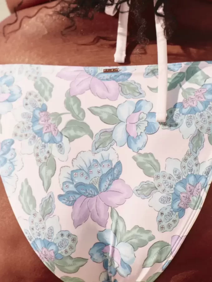 Partea de jos de bikini cu picioare înalte mixte în stil croșetat Partea de jos de bikini cu picioare înalte mixte în stil croșetat