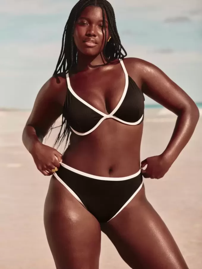 Partea de jos de bikini curbat cu picioare înalte și talie înaltă, cu nervuri Partea de jos de bikini curbat cu picioare înalte și talie înaltă, cu nervuri