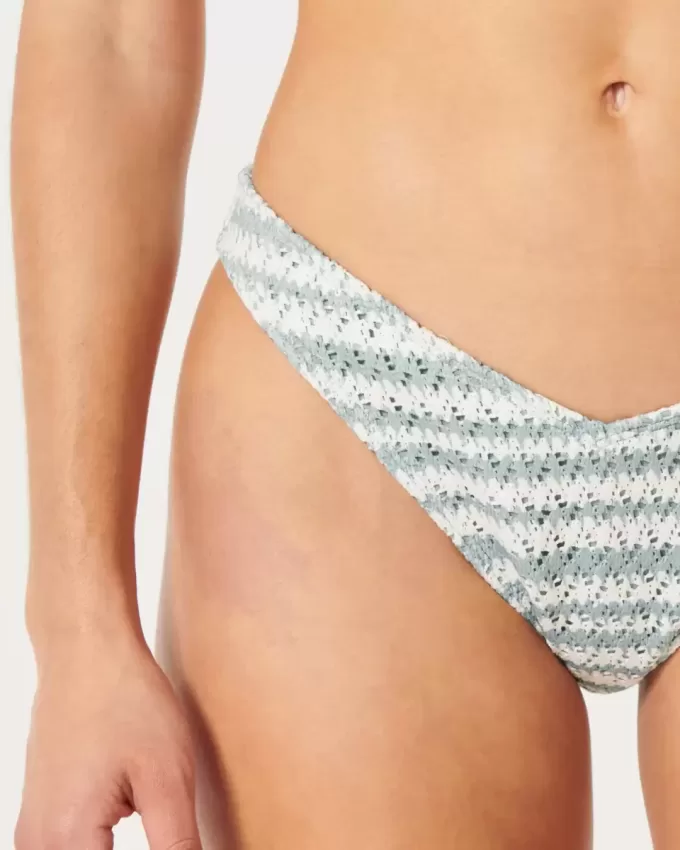 Partea de jos de bikini obraznică cu picioare înalte în stil croșetat Partea de jos de bikini obraznică cu picioare înalte în stil croșetat