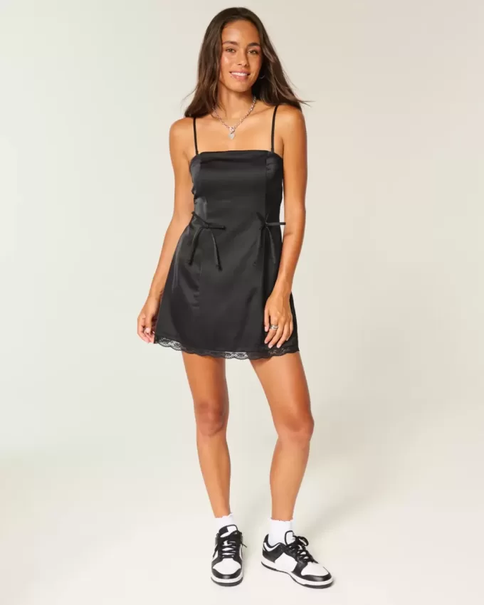 Rochie bodycon cu fundă fără bretele din satin Rochie bodycon cu fundă fără bretele din satin