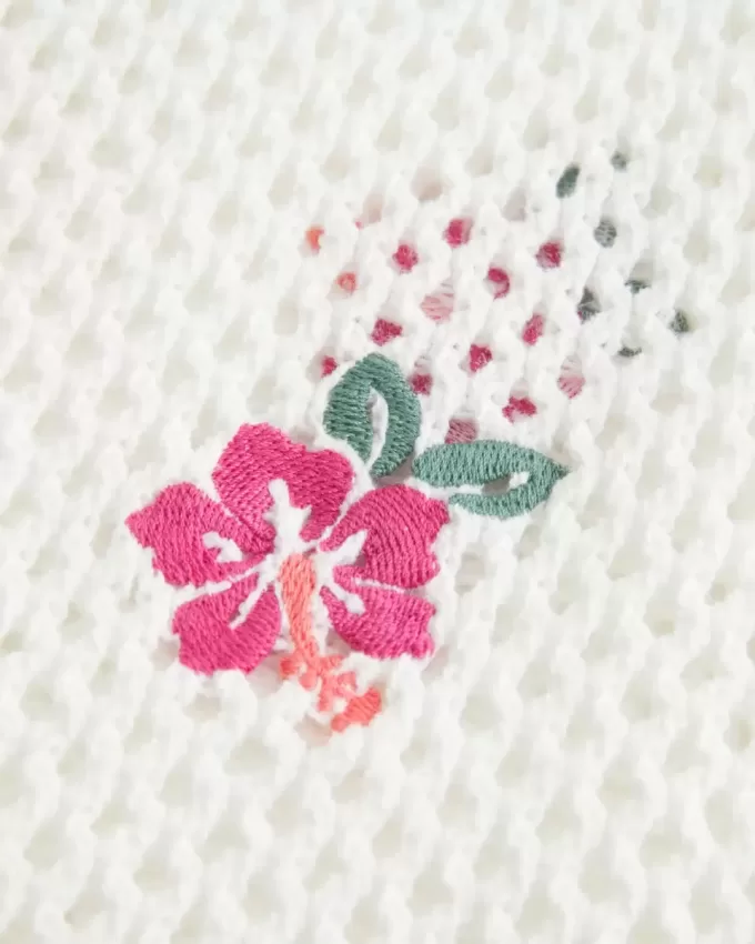 Rochie de acoperire cu broderie florală în stil croșetat Rochie de acoperire cu broderie florală în stil croșetat