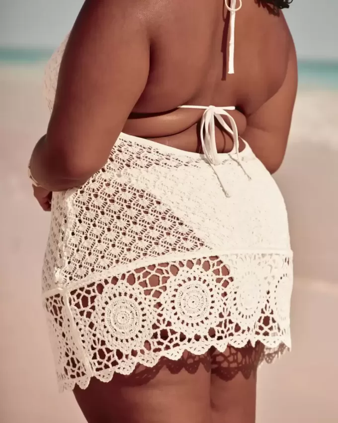 Rochie mini acoperită în stil croșetat Rochie mini acoperită în stil croșetat