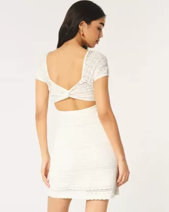 Rochie mini cu mâneci scurte în stil croșetat