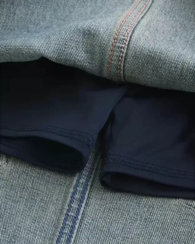 Short mini din denim brodat cu spalare medie Short mini din denim brodat cu spalare medie
