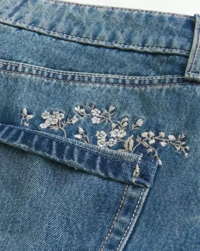 Short mini din denim brodat cu spalare medie Short mini din denim brodat cu spalare medie