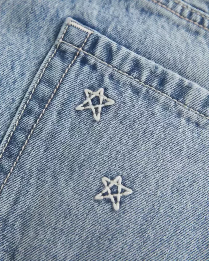 Short mini din denim brodat cu stea cu talie joasa Short mini din denim brodat cu stea cu talie joasa