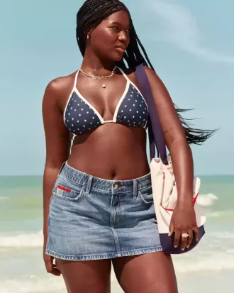 Short mini din denim brodat cu talie joasă, cu spalare medie