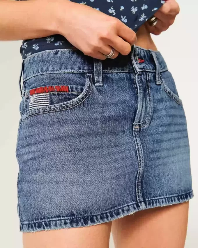 Short mini din denim brodat cu talie joasă, cu spalare medie Short mini din denim brodat cu talie joasă, cu spalare medie