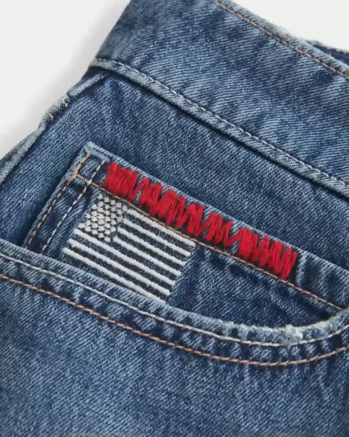 Short mini din denim brodat cu talie joasă, cu spalare medie Short mini din denim brodat cu talie joasă, cu spalare medie