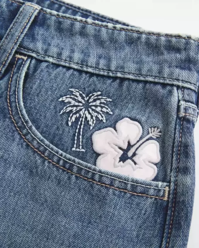 Short mini din denim brodat cu talie joasa Short mini din denim brodat cu talie joasa