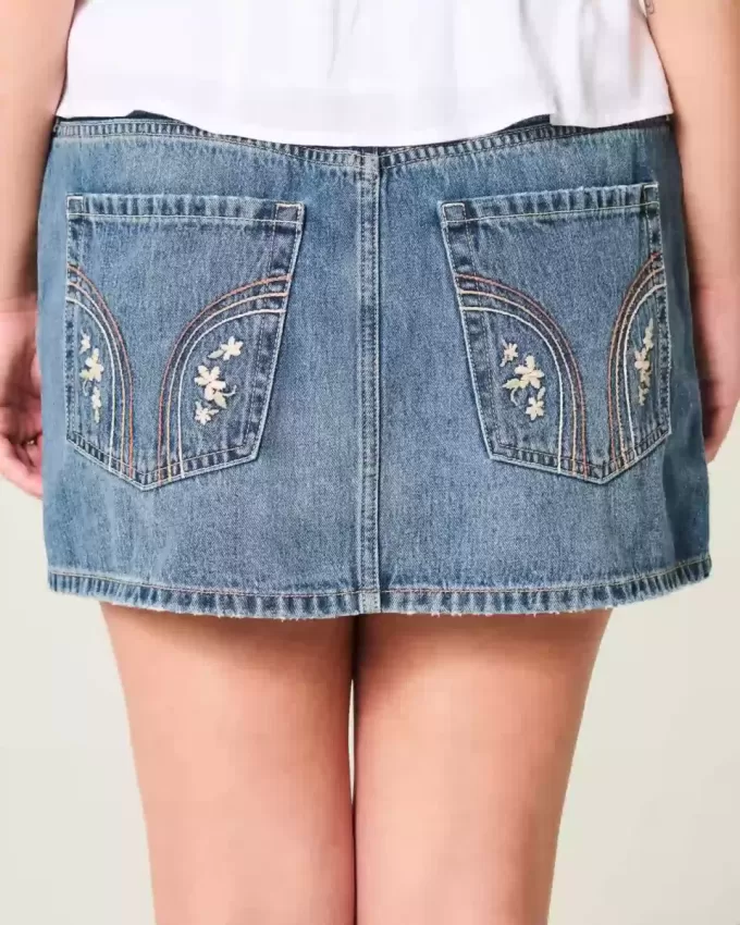 Short mini din denim brodat cu talie joasa Short mini din denim brodat cu talie joasa