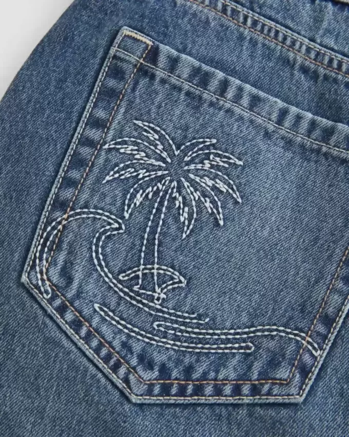 Short mini din denim brodat cu talie joasa Short mini din denim brodat cu talie joasa
