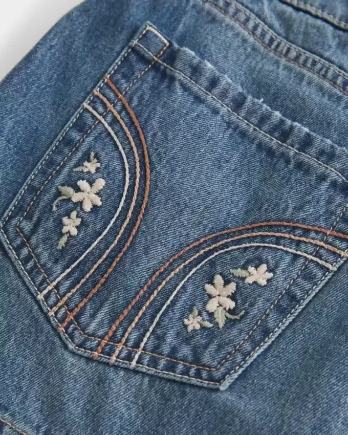 Short mini din denim brodat cu talie joasa Short mini din denim brodat cu talie joasa
