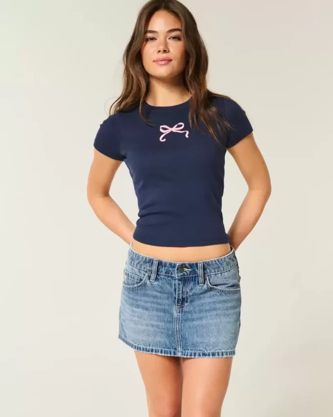 Short mini din denim cu fundă brodat cu talie joasă Short mini din denim cu fundă brodat cu talie joasă