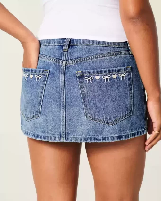 Short mini din denim cu fundă brodat cu talie joasă Short mini din denim cu fundă brodat cu talie joasă