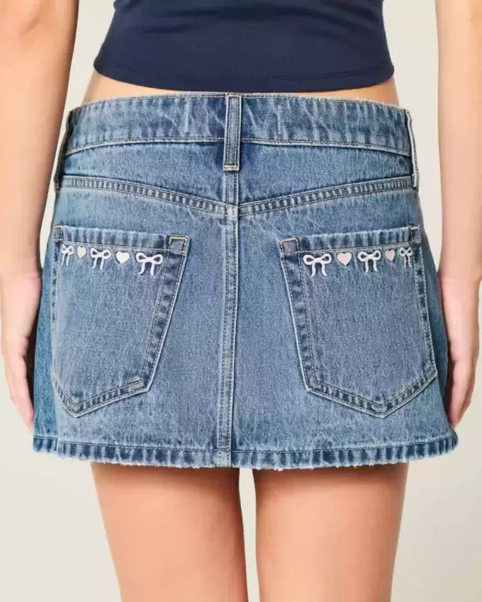 Short mini din denim cu fundă brodat cu talie joasă Short mini din denim cu fundă brodat cu talie joasă