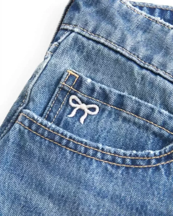 Short mini din denim cu fundă brodat cu talie joasă Short mini din denim cu fundă brodat cu talie joasă