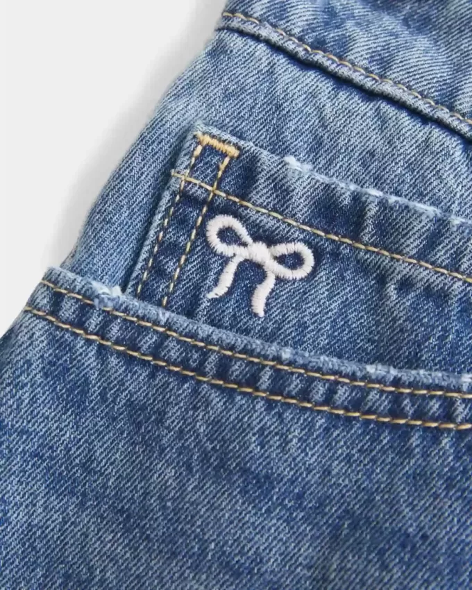 Short mini din denim cu fundă brodat cu talie joasă Short mini din denim cu fundă brodat cu talie joasă