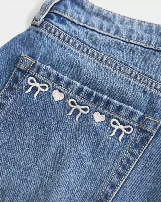 Short mini din denim cu fundă brodat cu talie joasă Short mini din denim cu fundă brodat cu talie joasă