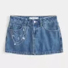 Short mini din denim cu lant brodat cu spalare medie Short mini din denim cu lant brodat cu spalare medie