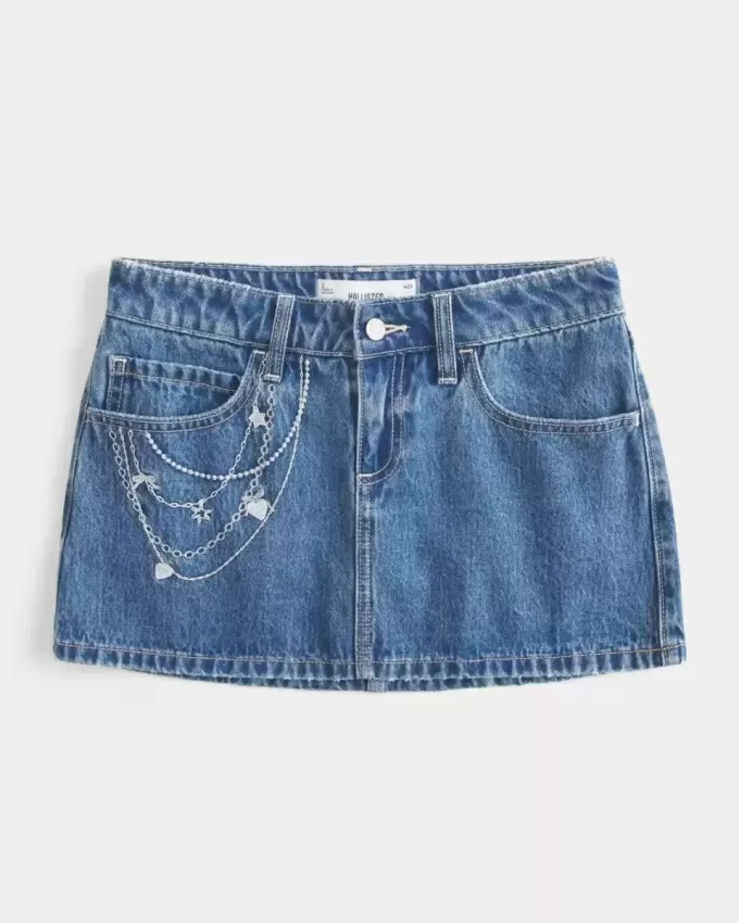 Short mini din denim cu lant brodat cu spalare medie Short mini din denim cu lant brodat cu spalare medie