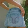 Short mini din denim cu talie joasă, brodat roz Short mini din denim cu talie joasă, brodat roz