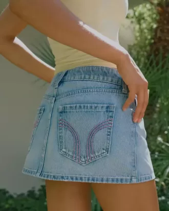 Short mini din denim cu talie joasă, brodat roz