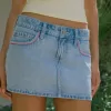 Short mini din denim cu talie joasă, brodat roz Short mini din denim cu talie joasă, brodat roz
