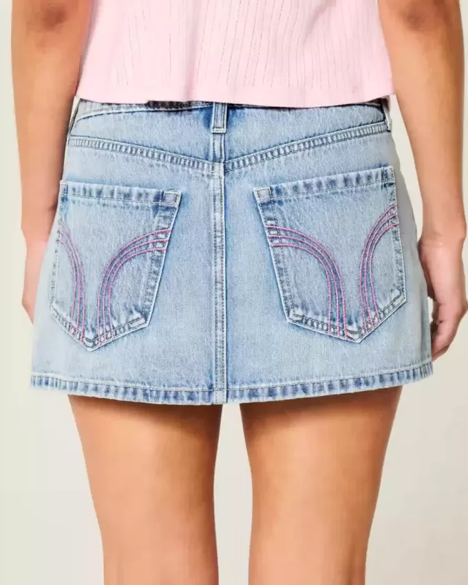 Short mini din denim cu talie joasă, brodat roz Short mini din denim cu talie joasă, brodat roz