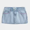 Short mini din denim cu talie joasă, brodat roz Short mini din denim cu talie joasă, brodat roz