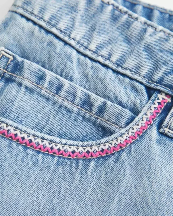 Short mini din denim cu talie joasă, brodat roz Short mini din denim cu talie joasă, brodat roz