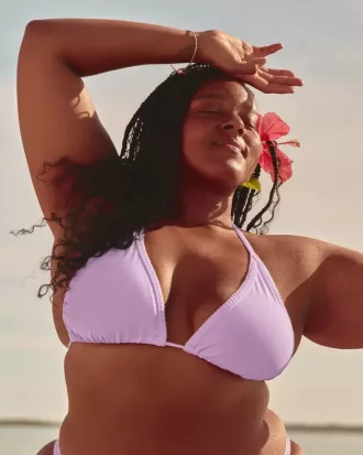 Top de bikini triunghi cu cusături brodate