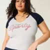 Tricou pentru bebeluși cu decolteu ușor, dulce și sportiv Tricou pentru bebeluși cu decolteu ușor, dulce și sportiv