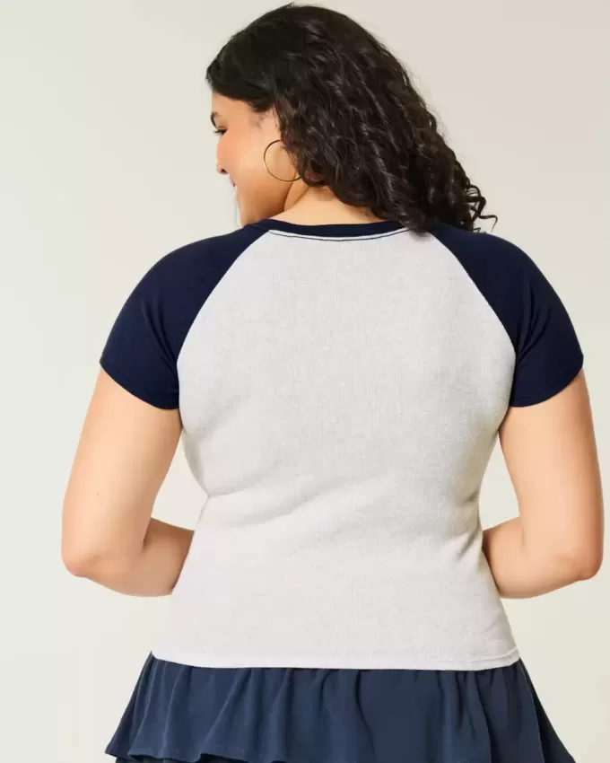 Tricou pentru bebeluși cu decolteu ușor, dulce și sportiv Tricou pentru bebeluși cu decolteu ușor, dulce și sportiv