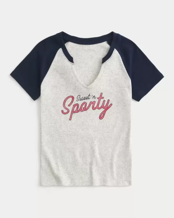Tricou pentru bebeluși cu decolteu ușor, dulce și sportiv Tricou pentru bebeluși cu decolteu ușor, dulce și sportiv