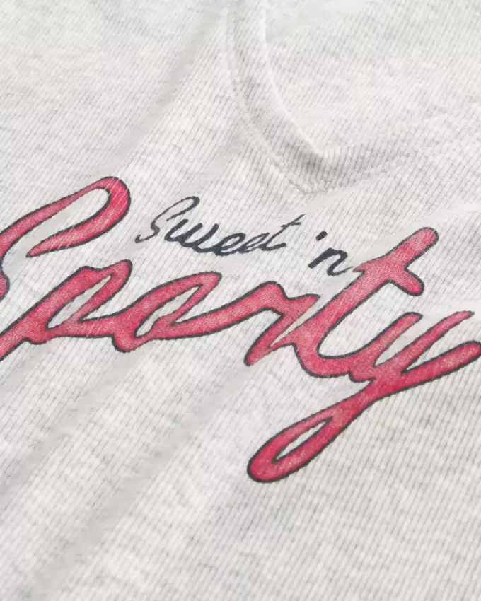 Tricou pentru bebeluși cu decolteu ușor, dulce și sportiv Tricou pentru bebeluși cu decolteu ușor, dulce și sportiv